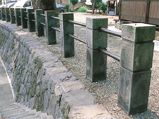 旧高瀬町は菊池川に面し、古くから港町、商人の町として栄えてきました。昭和55年全国で初めて国土庁の都市整備パイロット事業の指定を受け、水縁都市モデルとして整備されました。玉垣(防護柵)を「なべた石」で製作しました。