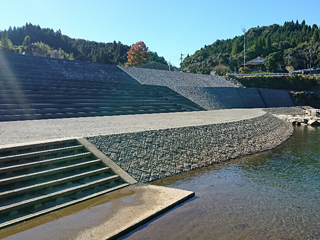 スマート間知黒色 鹿児島県湧水町(川内川) 河川護岸